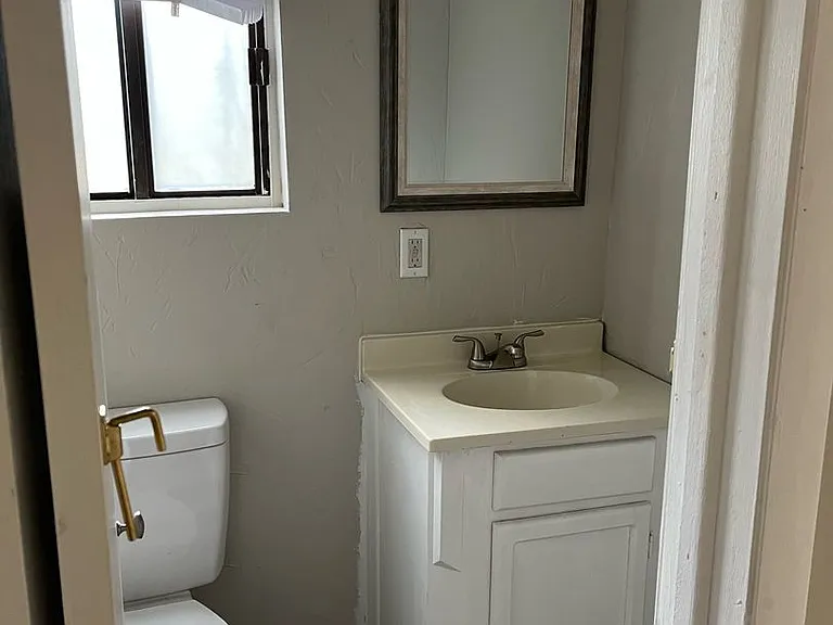 421 S McComas St — Photo 7