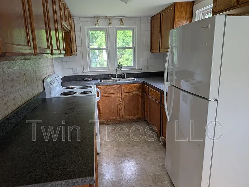 2 bed, 1.0 bath, 1000 sqft, $1,000 — Photo 3