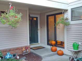 5670 Drake Hollow Dr W #1, West Bloomfield, MI 48322