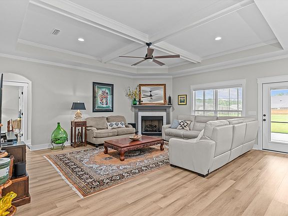 4th image of 102 Sawtooth St