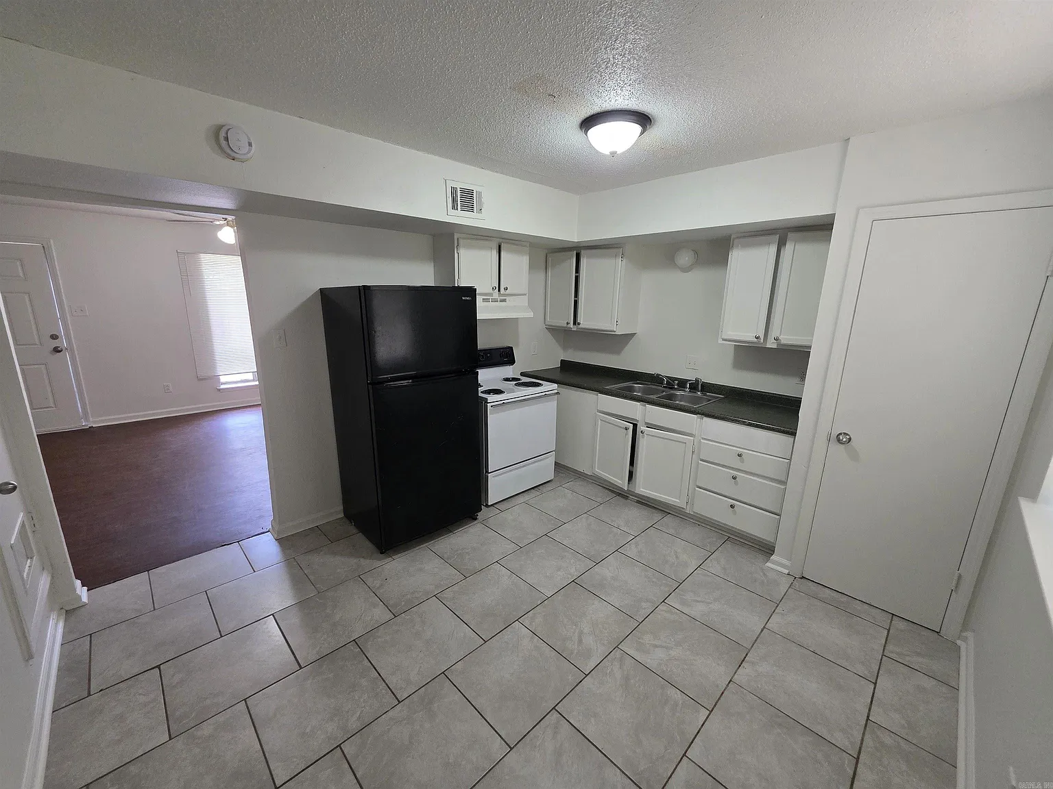 3 bed, 1.5 bath, 1000 sqft, $825 — Photo 3