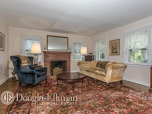 5th image of 172 Foster Ave