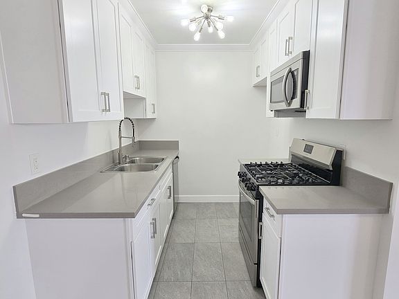 3rd image of 2315 N Frederic St #L-12