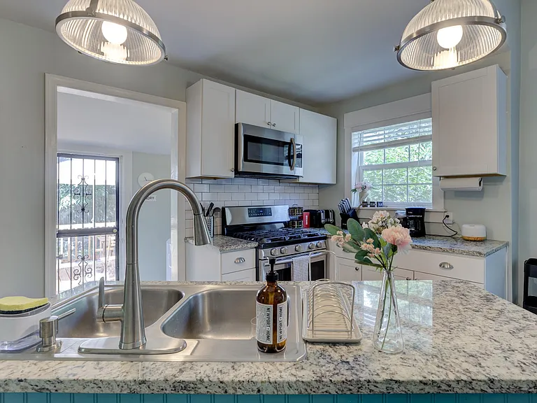 1075 Meda St — Photo 18