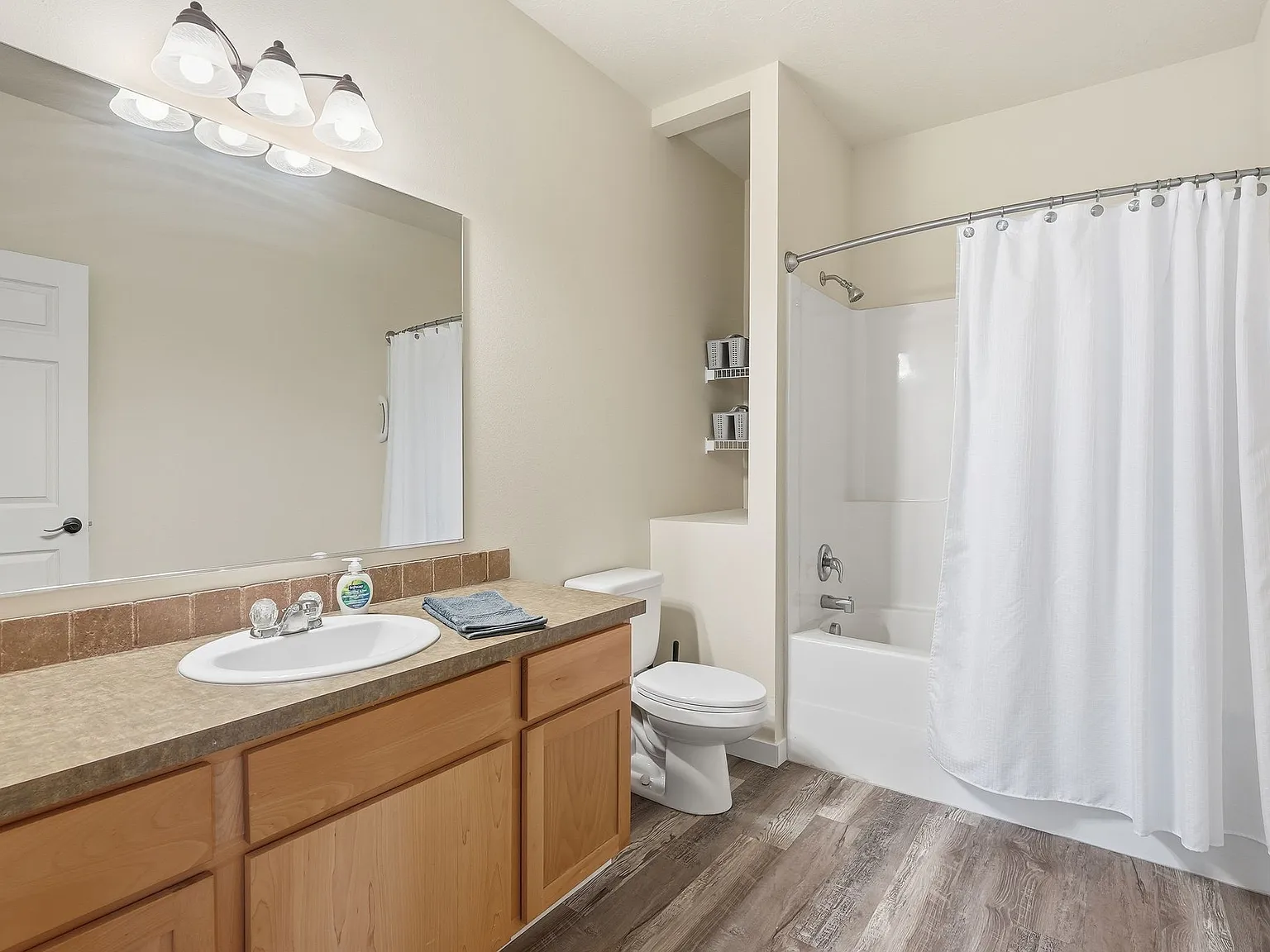 5 bed, 3489 sqft, $850 — Photo 3