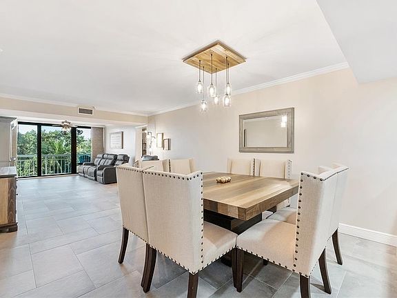 3rd image of 6181 Balboa Cir #403