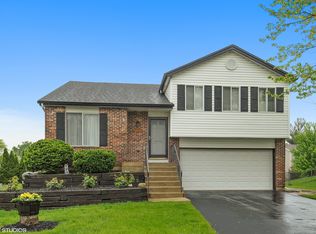 7014 Yorkshire Dr, Woodridge, IL 60517