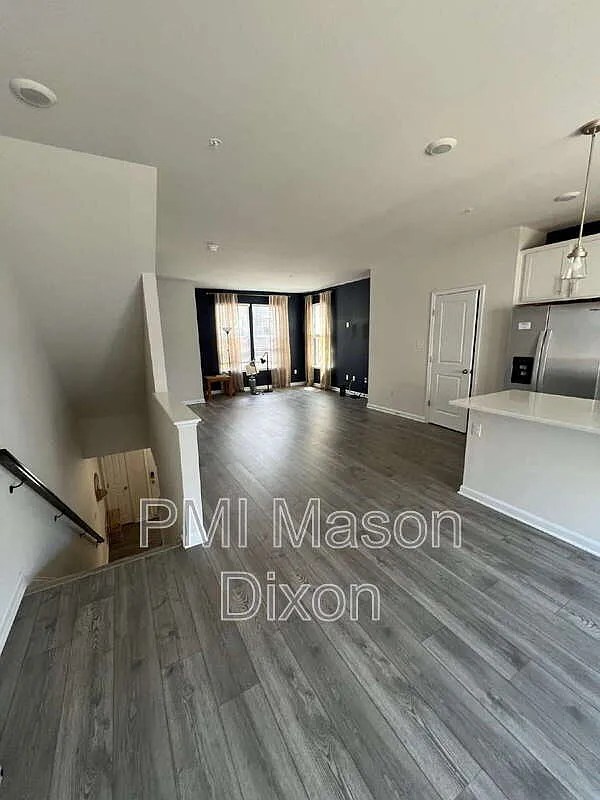 3 bed, 2.5 bath, 1800 sqft, $3,200 — Photo 3