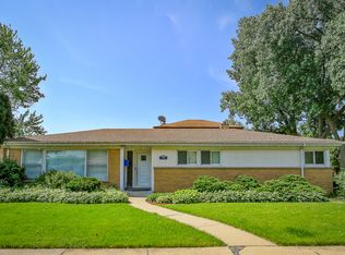 3555 Lee St, Skokie, IL 60076