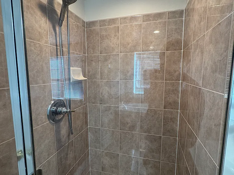 Bathroom 1 (full)