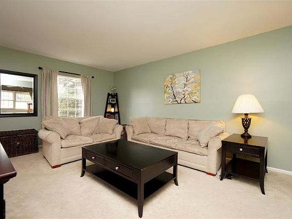 3rd image of 7591 Lakewood Cir