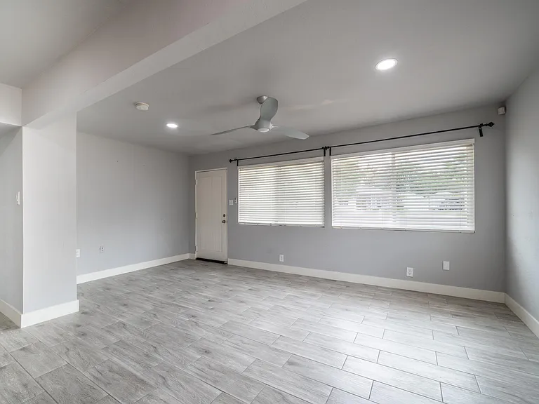 717 E Palmaire Ave — Photo 4