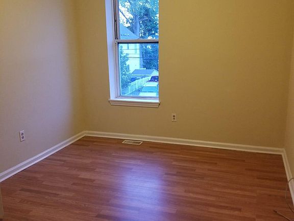 5th image of 138 Hallock Ave #2L