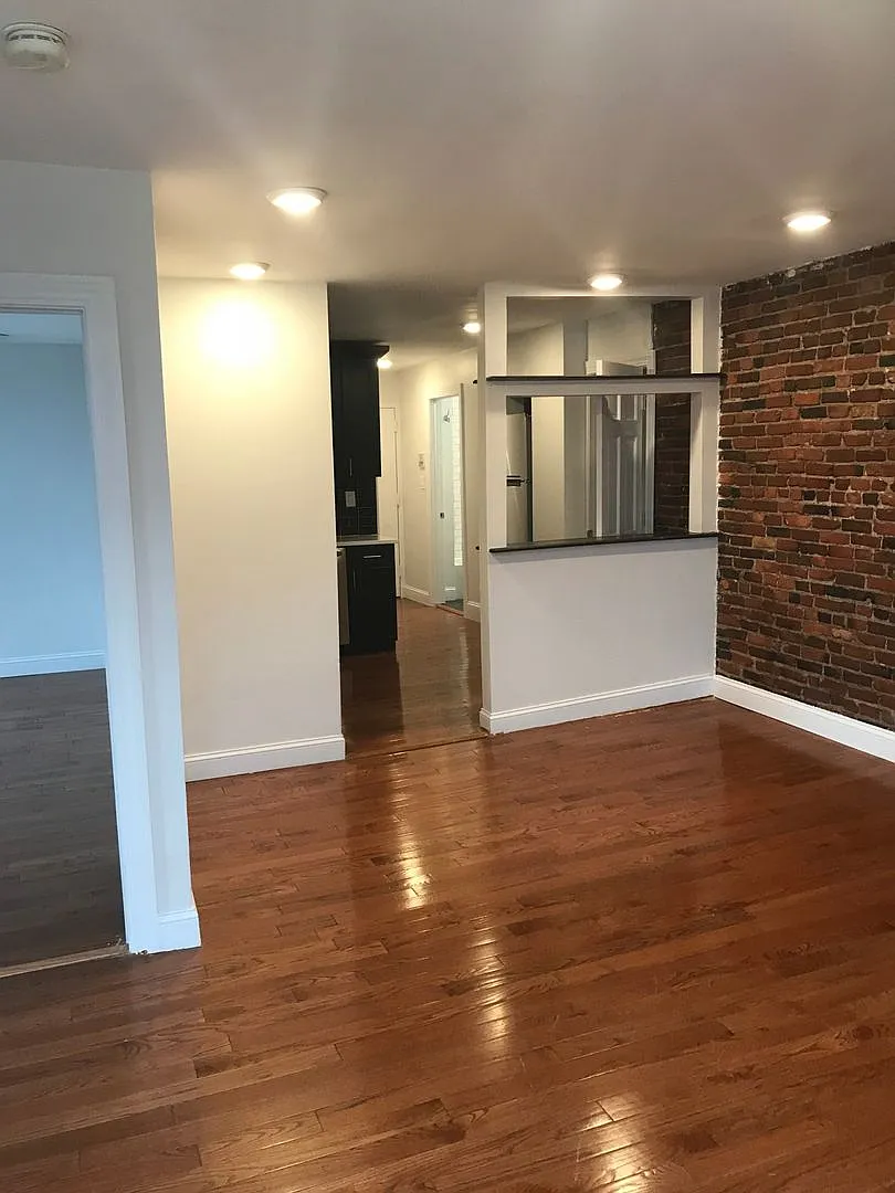 Building Photo - 214 Maverick St #6