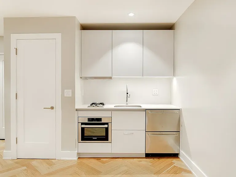 225 W 23rd St #2203M — Photo 1