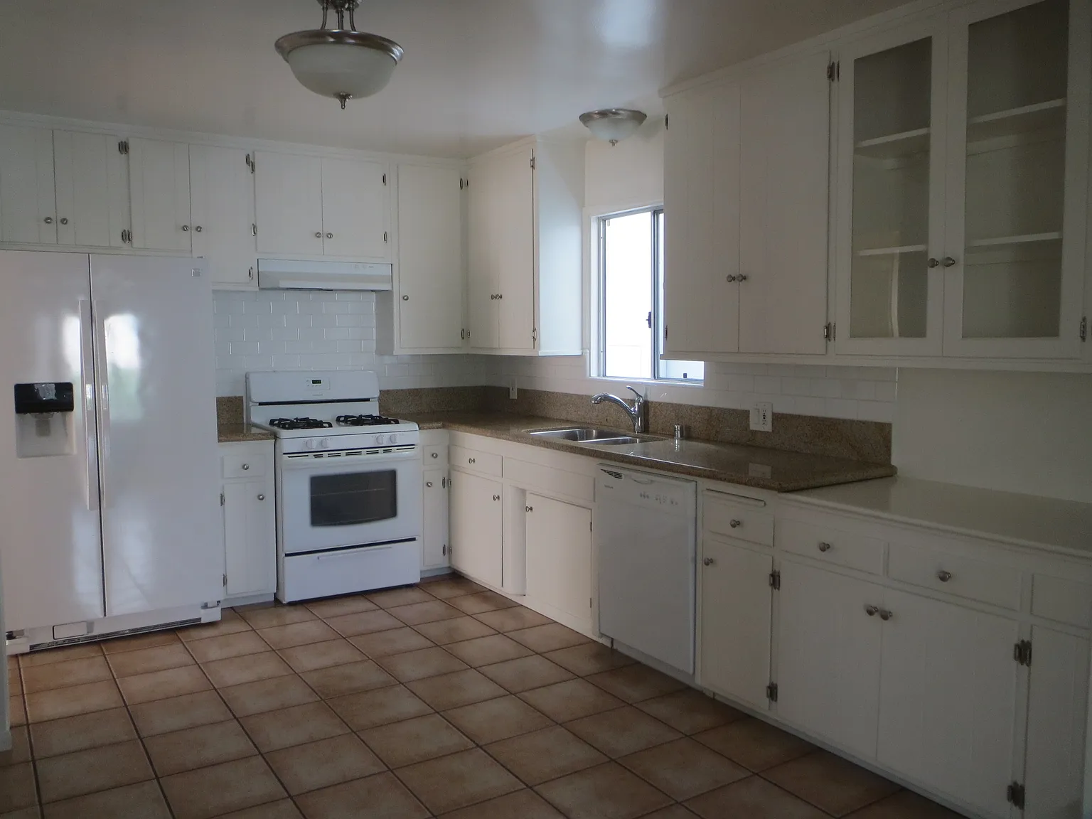 3 bed, 1.5 bath, 1500 sqft, $6,000 — Photo 3