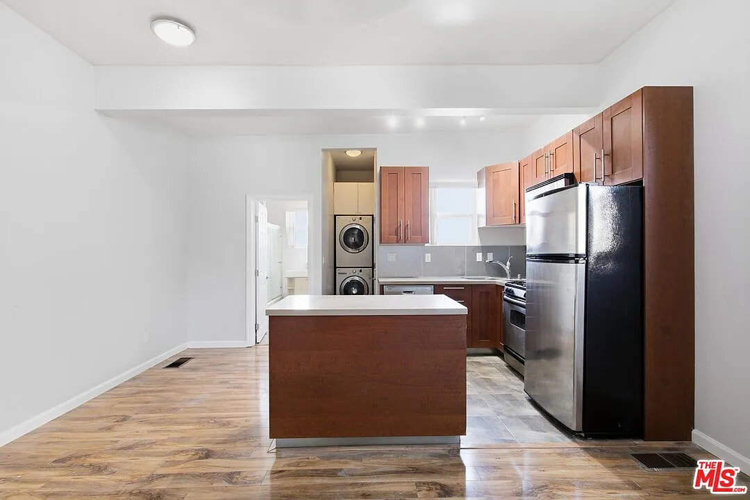 1 bed, 1.0 bath, $2,350 — Photo 2