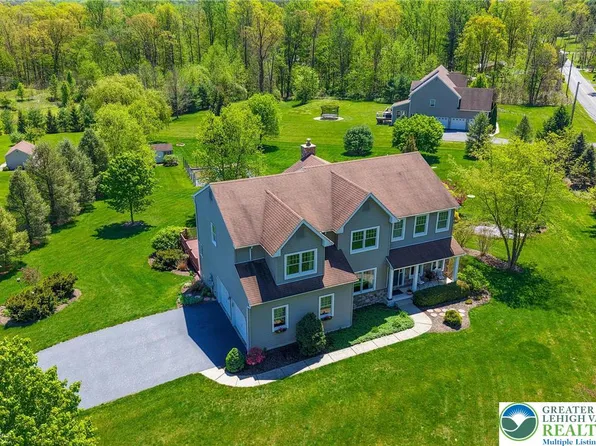 154 Country Chase Dr, Wind Gap, PA 18091