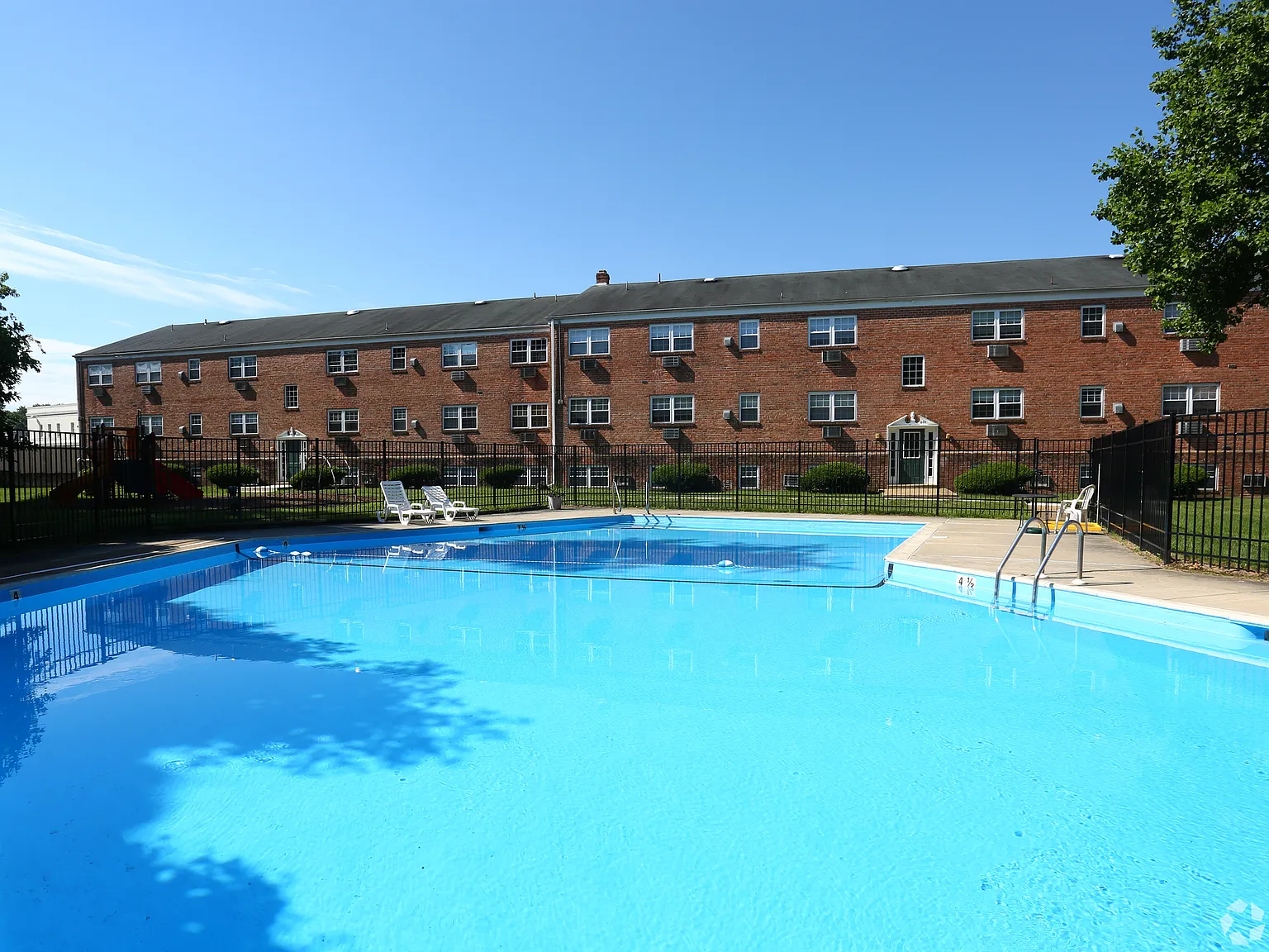 Cedarwood Apartments — Photo 1