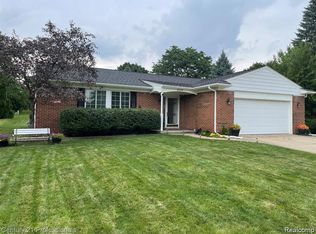 2208 Cumberland Rd, Rochester Hills, MI 48307