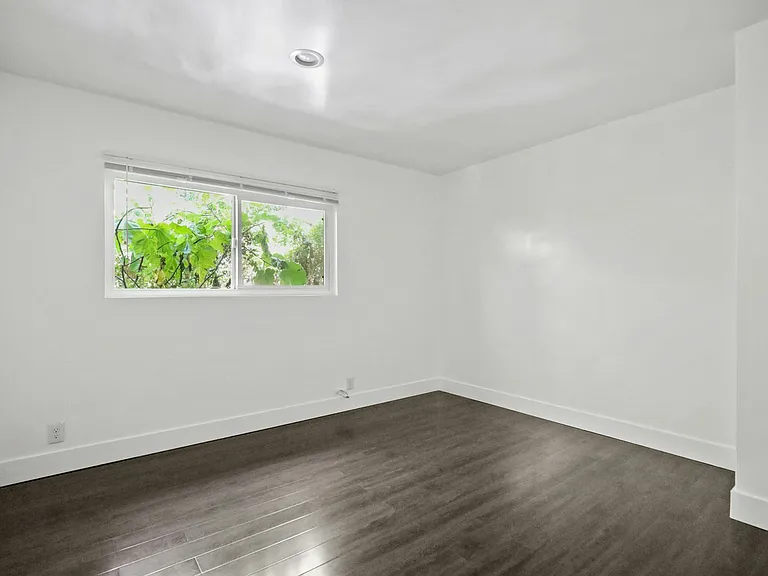 1321 W 36th Pl #3 — Photo 12