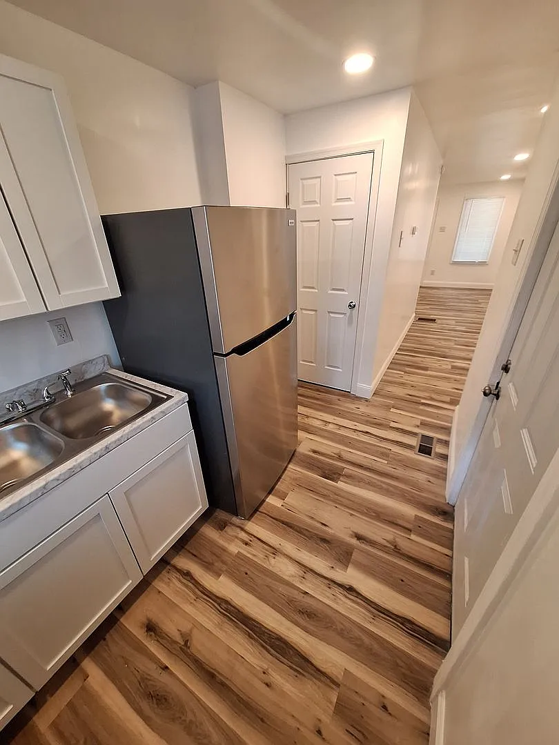 Newly Renovated One Bedroom House, Downtown Location — Photo 1