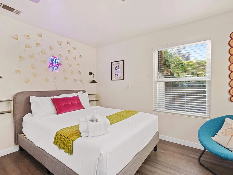 Queen Bed
Bedroom 2