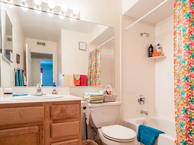 Sunset Springs Apartments — Photo 6