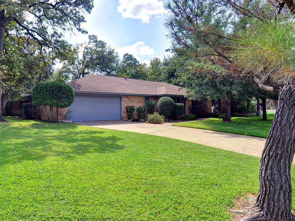 DSC_9298_FrontLeftDriveway.jpg