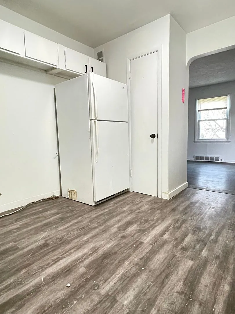 Moving Special - Nicely Updated 3 Bedrooms 1 Bathroom With Off Street Parking — Photo 4
