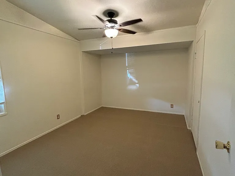 520 Fleetwood Dr — Photo 7
