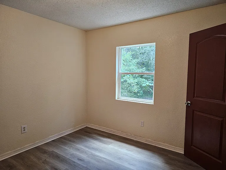 305 E Lake St — Photo 7