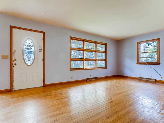 4th image of 9 E Pine St