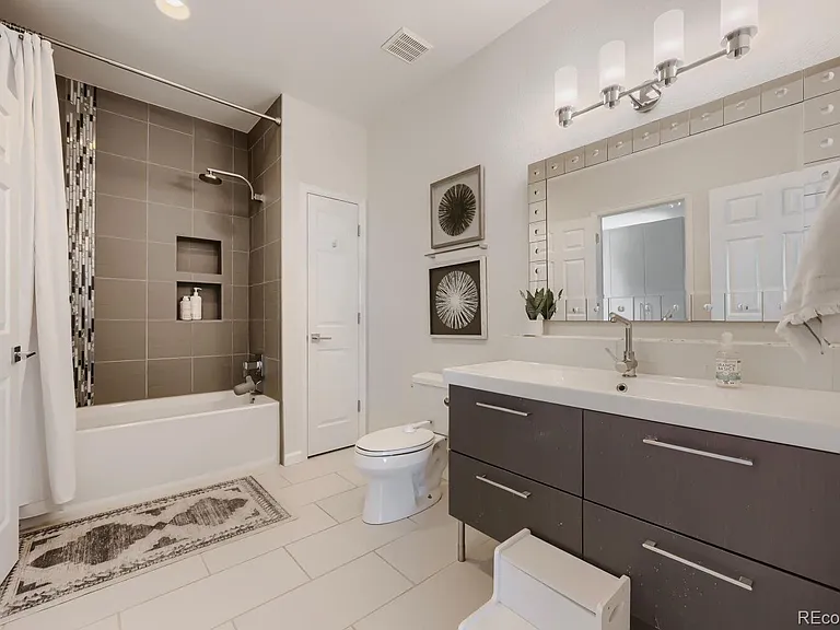 21037 E Nichols Pkwy — Photo 29
