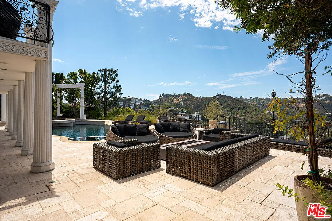 6 bed, 5.0 bath, 5080 sqft, $25,000 — Photo 2
