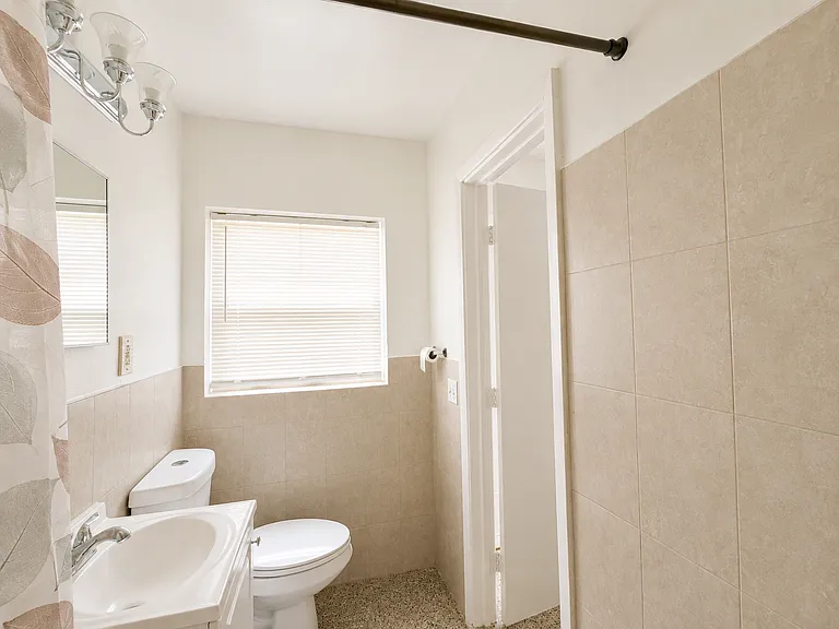 2711 Lincoln St #18 — Photo 6
