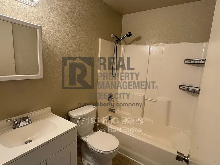 1717 Oakshire Ln #D — Photo 6