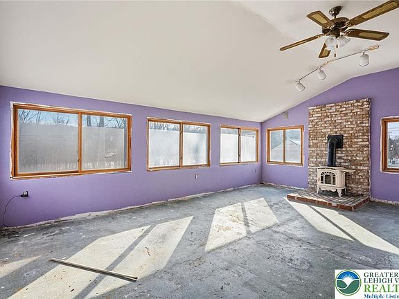 4th image of 3907 Main St