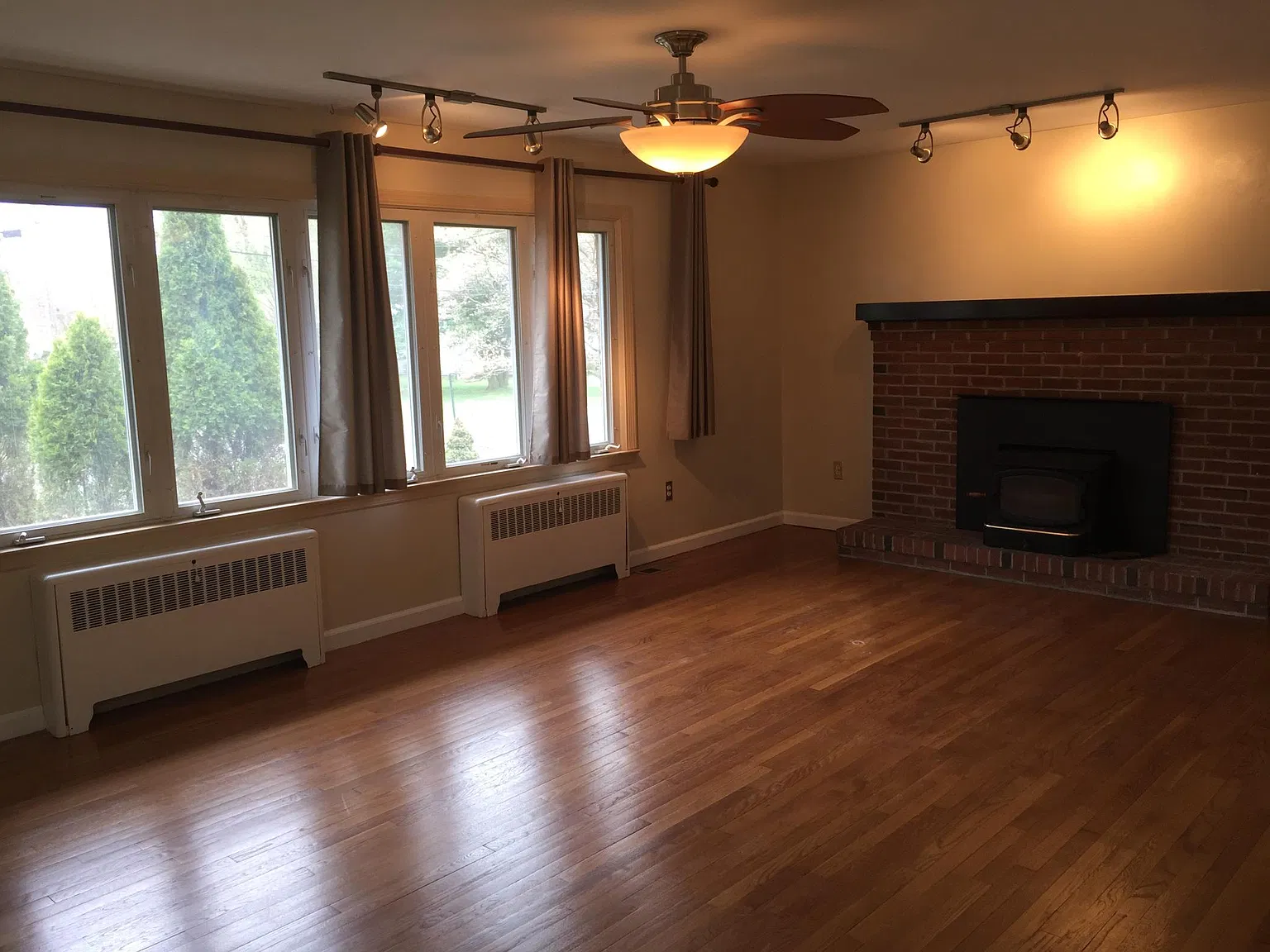4 bed, 2194 sqft, $3,200 — Photo 2