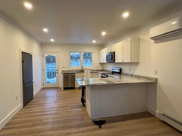 2 bed, 1.0 bath, $3,500, 44 Merrimac St, Amesbury, MA 01913