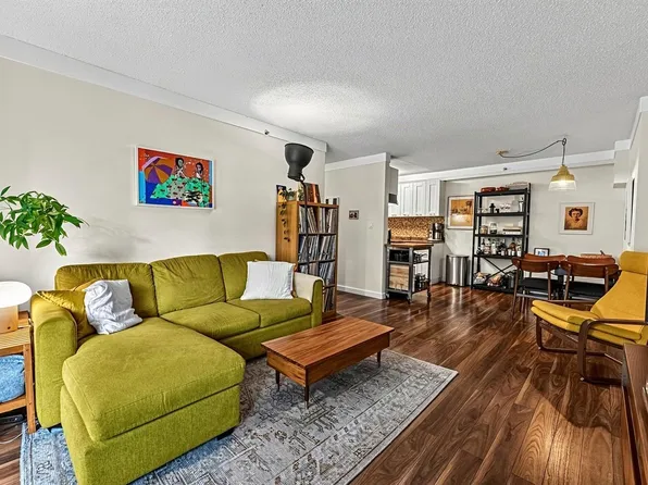 825 E 7th Ave #205, Vancouver, BC V5T 1P4