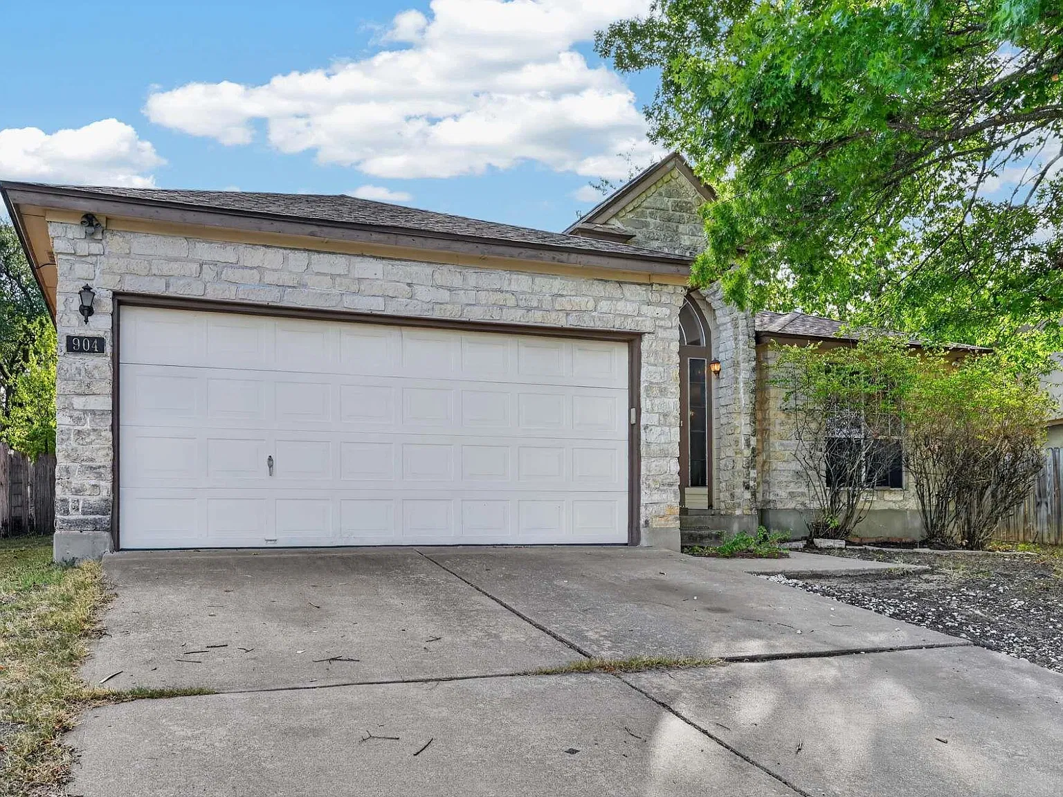3 bed, 2.0 bath, 1780 sqft, $2,000 — Photo 2