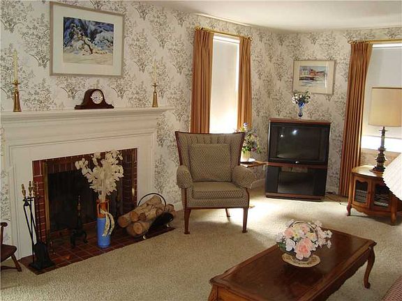 5th image of 58 Susan Dr
