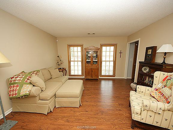 4th image of 900 Essex Dr