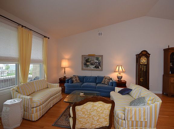 3rd image of 2300 Chestnut Ave Unit 305