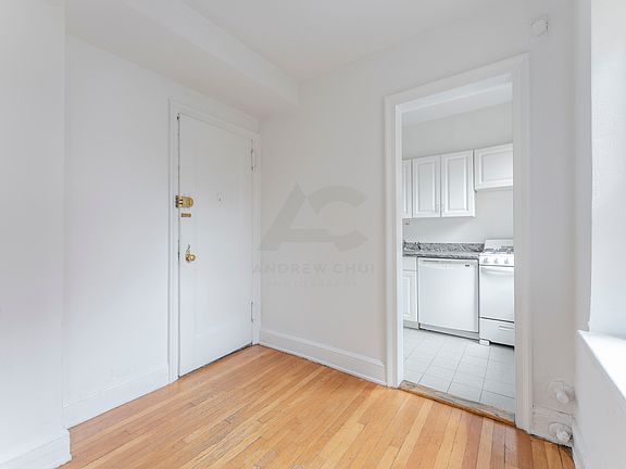 4th image of 117 E 77th St APT 10B