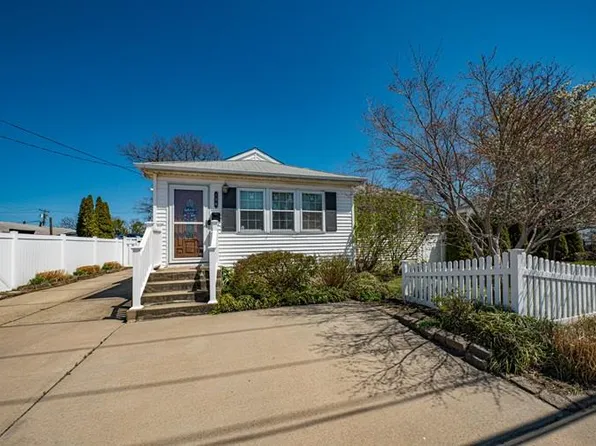 136 S Strong Avenue, Lindenhurst, NY 11757