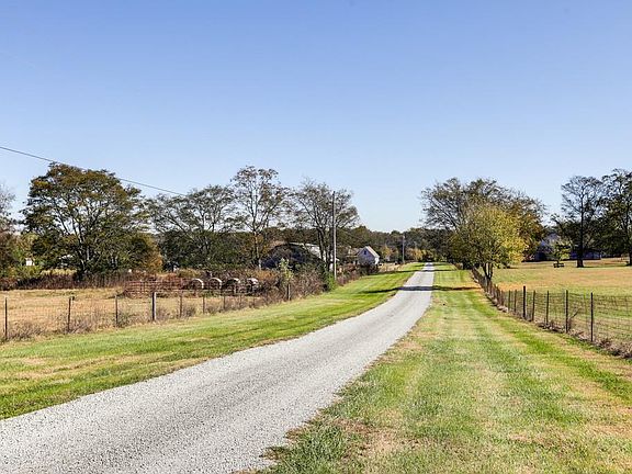 3rd image of 667A Harris Ln #A