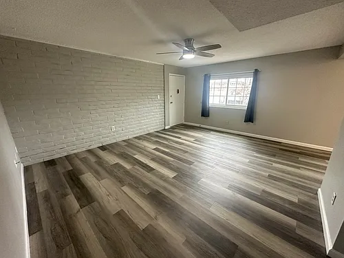 Completely renovated three bedroom two bath unit at Bowling Green — Photo 2