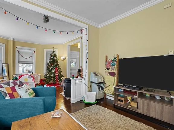 3rd image of 144 Wentworth Ave #1